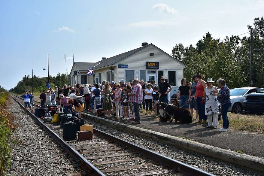 Les supporteurs du retour du train sont souvent venus avec leur valise à la gare, comme ici à Carleton.