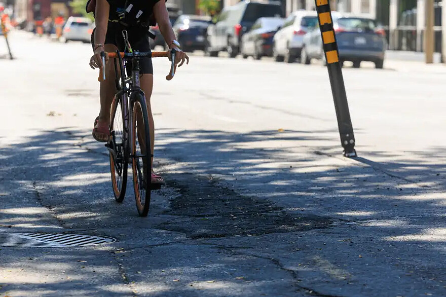 PHOTO HUGO-SÉBASTIEN AUBERT, LA PRESSE - Une piste cyclable en mauvais état, rue Ontario, à Montréal