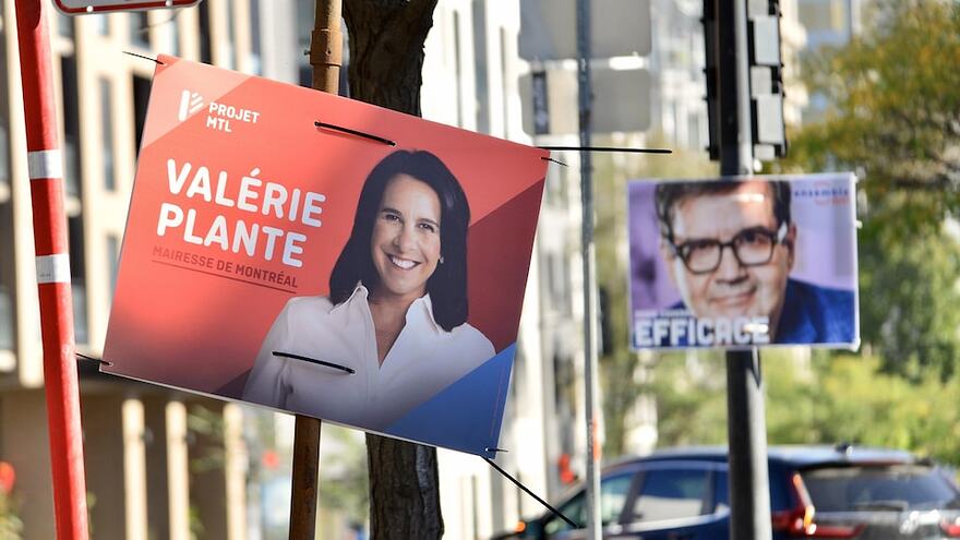 Des pancartes électorales de Valérie Plante et de Denis Coderre.