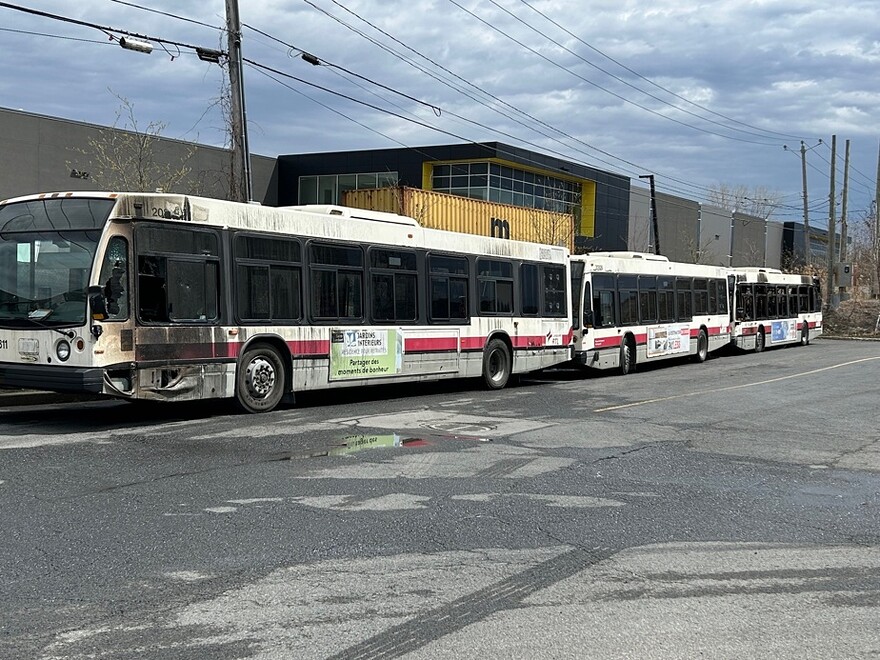 Des autobus brûlés lors de l’incendie.