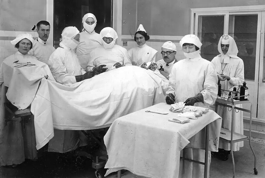 PHOTO ARCHIVES LA PRESSE - Accouchement à la crèche de la Miséricorde à Montréal dans les années 1930