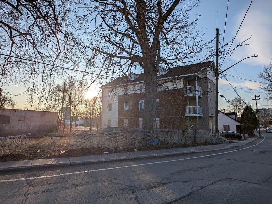 PXL_20250417_224954115