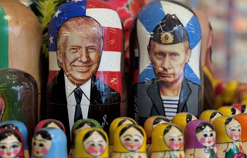 Des poupées russes représentant Donald Trump et Vladimir Poutine, à Moscou, le 19 mars 2025