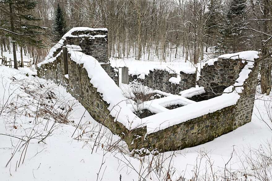 Les vestiges du moulin banal, qui sont situés à quelques mètres de la rivière.