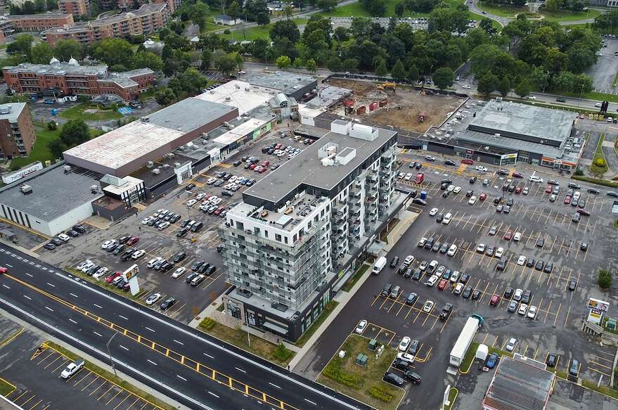 Jadis bitumé d’un bout à l’autre, le stationnement des Galeries de la Canardière s’est transformé ces dernières années.