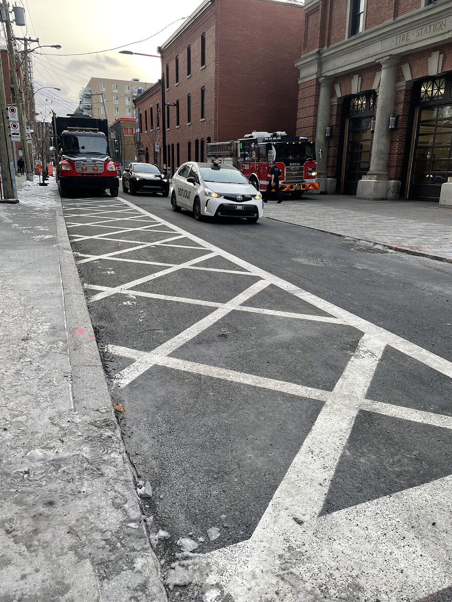 Zone d'arrêt interdit devant la caserne no 3880x1173