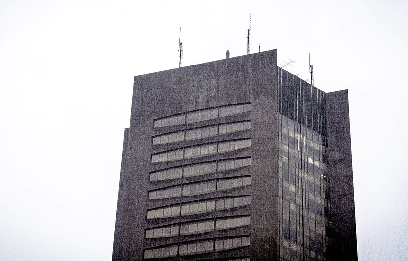 La tour brune de Radio-Canada, après le retrait de ses embématiques logos