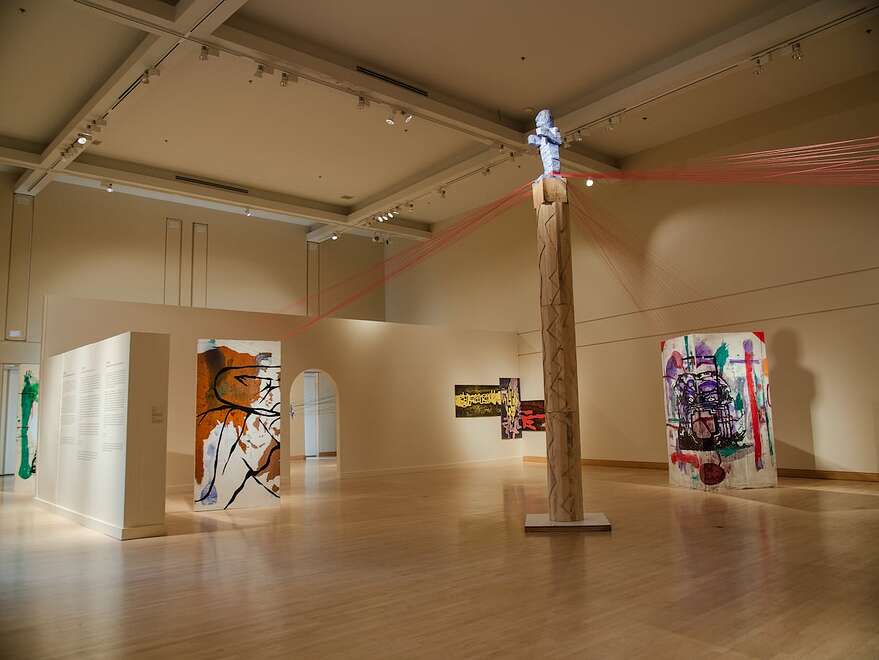 La pièce maîtresse de l'exposition est composée d'une petite statue, hissée sur un très haut mât et connectée à trois stations fort significatives.