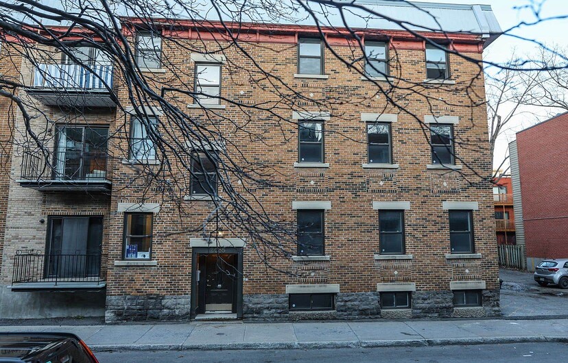 En 2019, ce bâtiment de 18 logements, situé sur la rue Saint-Timothée, à Montréal a été acquis par l’entreprise immobilière LS Capital Group, qui y a entamé des travaux et tenté de convaincre des locataires de quitter les lieux