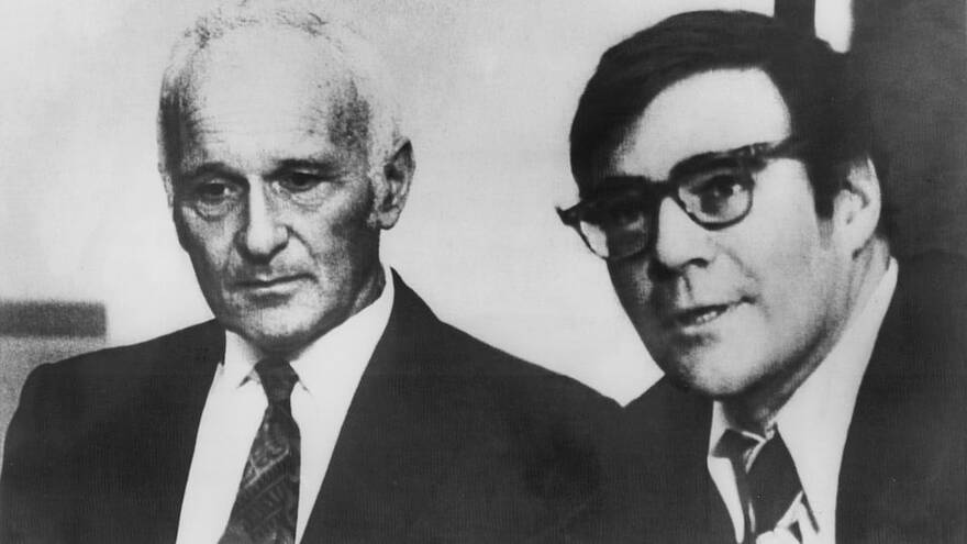 Sidney Gottlieb et un autre homme dans une salle d'audience.