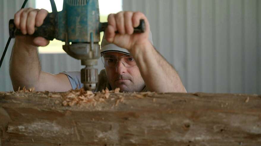 Sébastien Bourcier peut toucher à tous les aspects d'une maison ancestrale, et affectionne particulièrement la construction de charpentes.