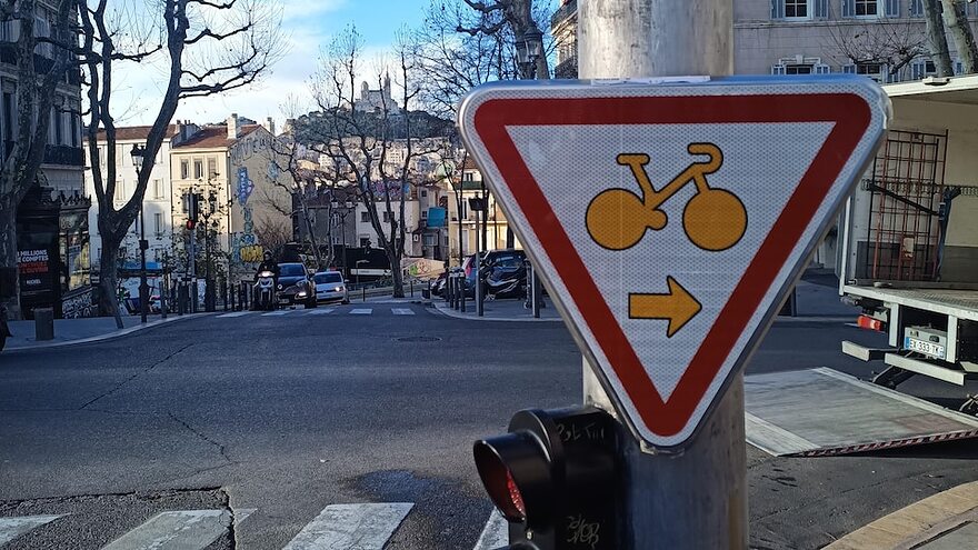 Le panneau « Cédez-le passage cycliste au feu rouge ».