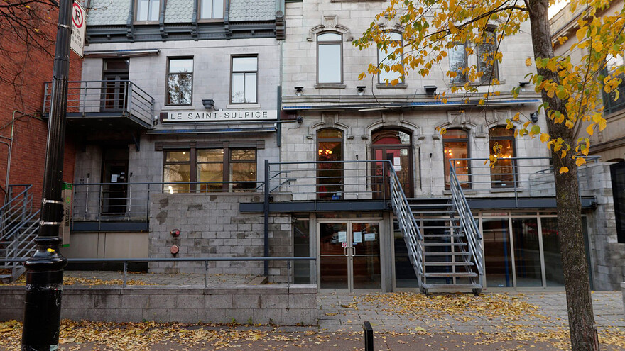 Le Café-Bar Le Saint-Sulpice, situé sur la rue Saint-Denis Montréal, «fermera définitivement ses portes» après 43 années d’existence.