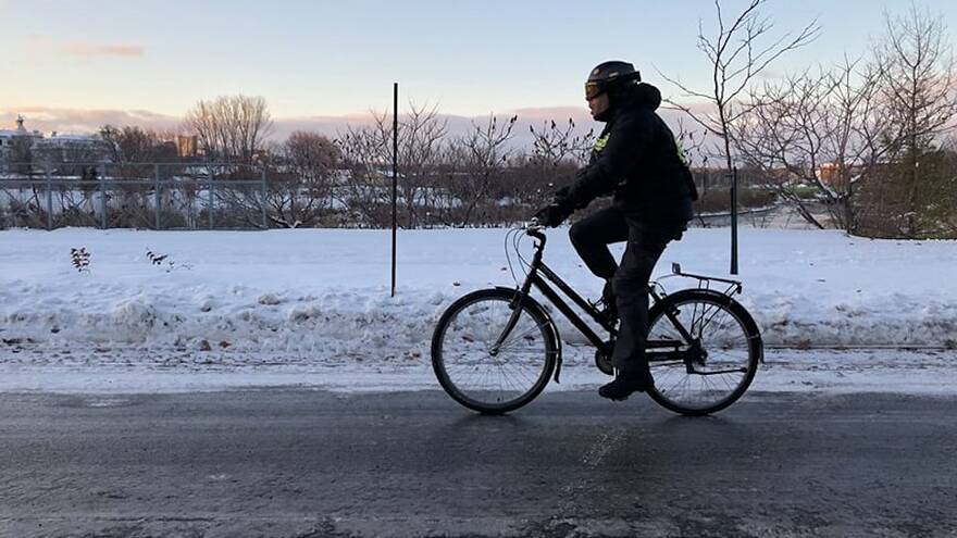 En ville, un homme pratique le cyclisme d’hiver