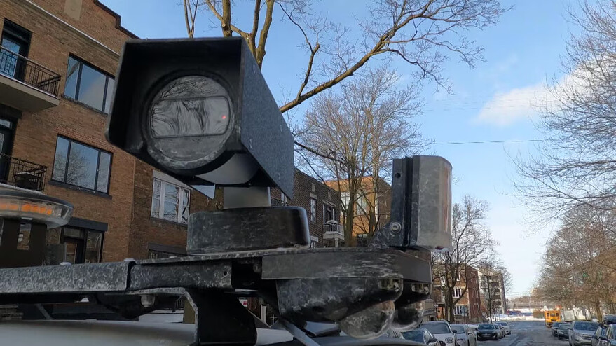 Ces caméras installées sur le toit des véhicules prennent des centaines de photos par minute et permettent au système d'intelligence artificielle embarquée de vérifier en temps réel si chaque véhicule croisé est stationné en infraction. Photo : Radio-Canada
