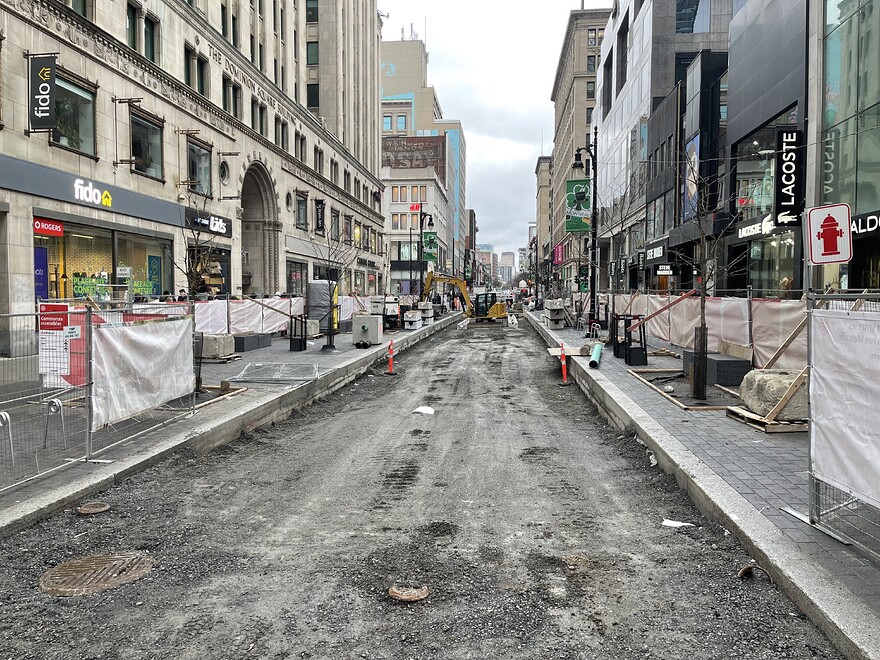Rue Sainte-Catherine vue vers l'ouest depuis Metcalfe