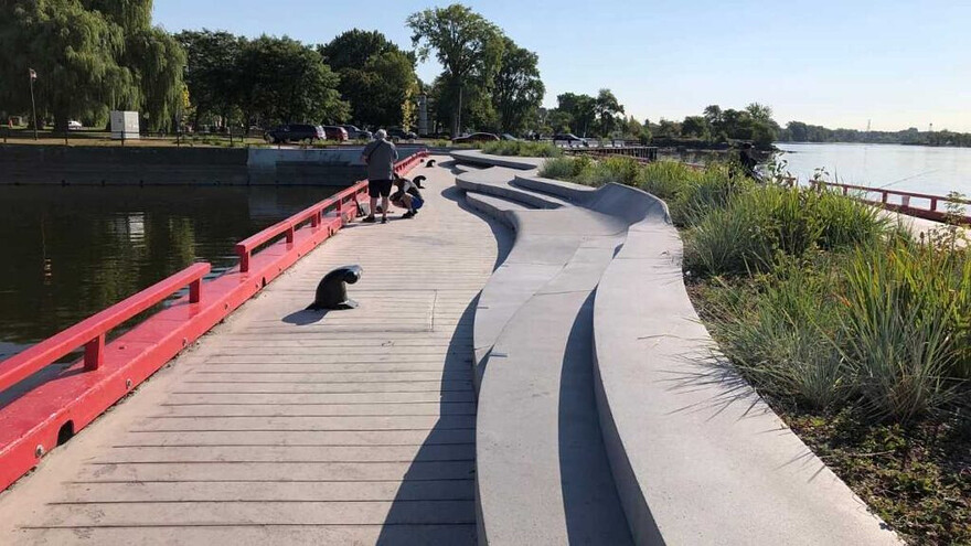 Quai 34 rénové à Lachine. Bancs en béton. Crédit photo – Karim Moore