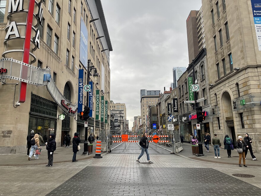 Rue Sainte-Catherine vue vers l'est depuis Metcalfe