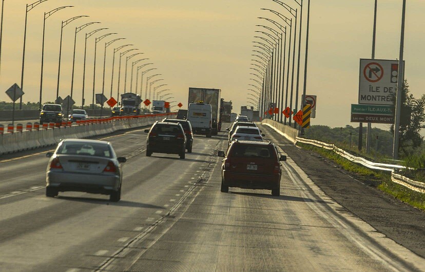 En compilant les données du Conseil du trésor, «Le Devoir» a pu constater que la «loi 66» avait bel et bien eu des effets dans l’«accélération» des projets routiers au Québec, mais beaucoup moins en transport collectif. Sur la photo, des automobiles circulent sur le pont de l'Île-aux-Tourtes, en mai 2021.