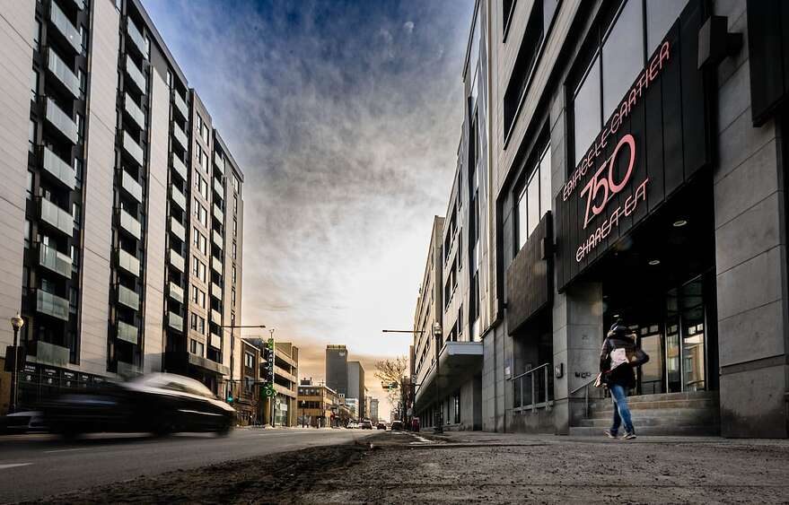 L’immeuble Le Cartier, situé au 750, boulevard Charest Est, abrite des employés de la CNESST et de l'Office québécois de la langue française.