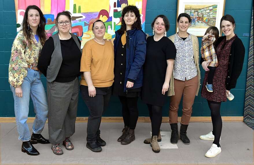 Sur la photo : la commissaire Gabrielle Lajoie-Bergeron, la directrice du Centre Inouï Julie-Andrée Tremblay ainsi que les artistes Valérie Gobeil, Rafaelle Carrière, Audrée Demers-Roberge, Alice Longpré, Marie-Fauve Bélanger.