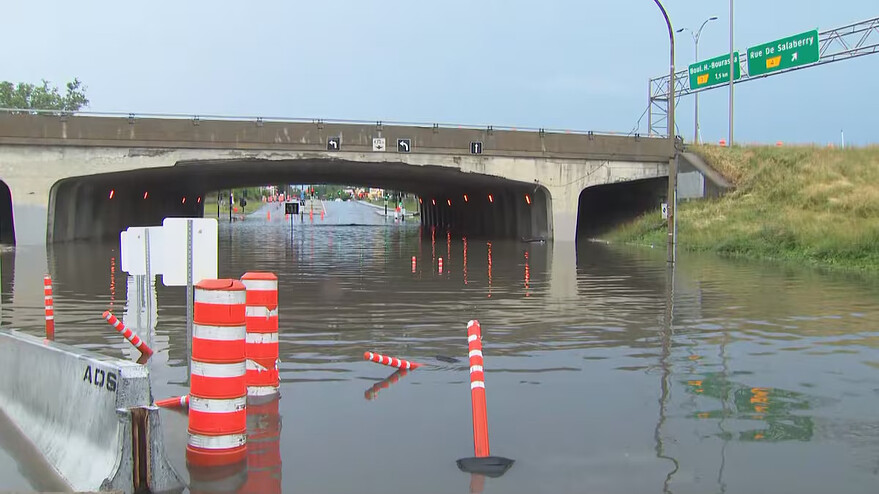 En raison des fortes pluies, l'eau s'est accumulée sous le viaduc Salaberry dans l'arrondissement d'Ahuntsic-Cartierville, à Montréal, le 13 juillet 2025. — Photo : Radio-Canada