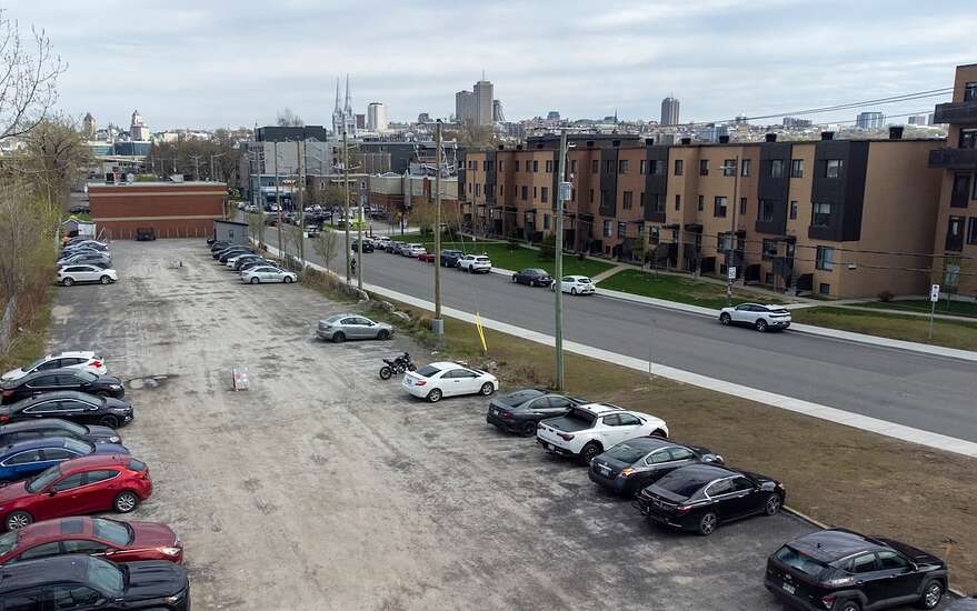 Le côté ouest du boulevard des Capucins a vu pousser de nouveaux immeubles résidentiels dans un passé récent.