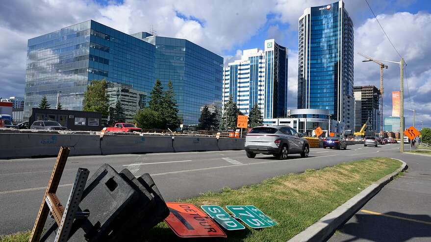 En 2025, la Ville de Québec réalisait des travaux du tramway dans le secteur du boulevard Laurier, entre la route de l’Église et le campus de l’Université Laval.