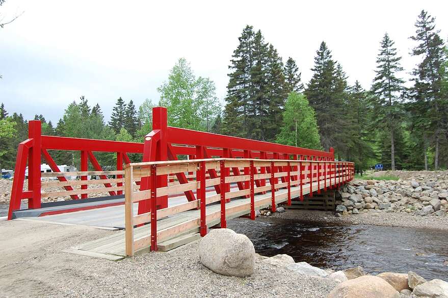 Acheté à un entrepreneur québécois, le nouveau pont relie les deux secteurs du camping.
