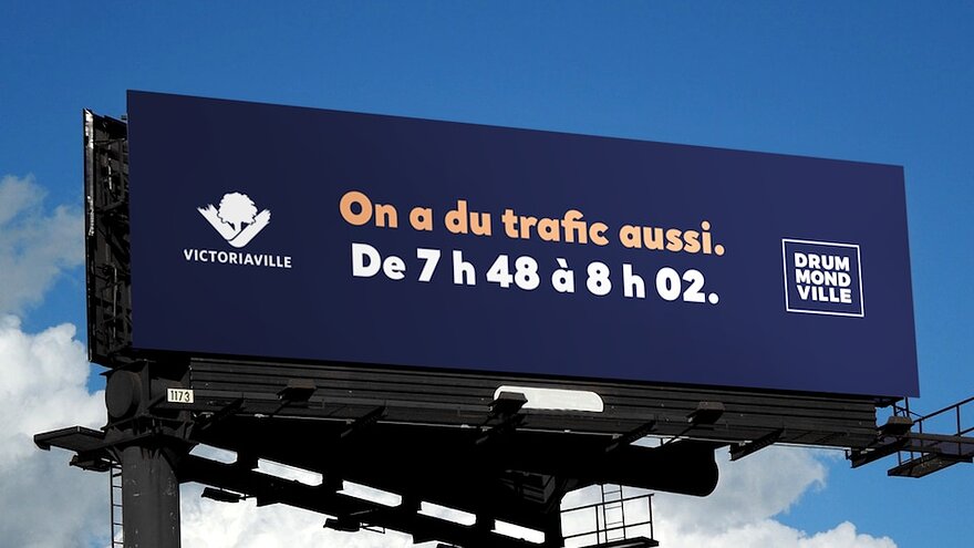 Une panneau indique « Victoriaville, Drummondville, on a du trafic aussi, de 7 heures 48 à 8 heures 2 ».