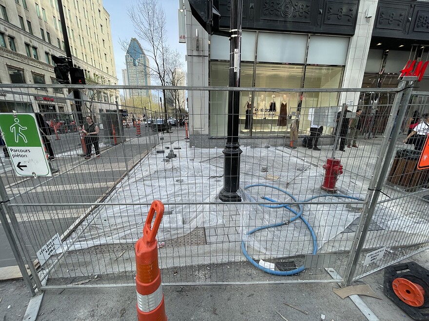 intersection entre Sainte Catherine et Peel coin sud ouest