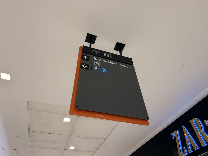 Signalétique dans Alexis Nihon attachée au plafond