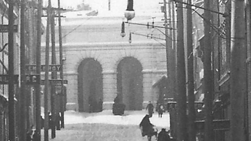 La porte Saint-Jean de 1867. Elle sera démolie 30 ans plus tard pour laisser passer le tramway électrique, ses poteaux et ses fils.