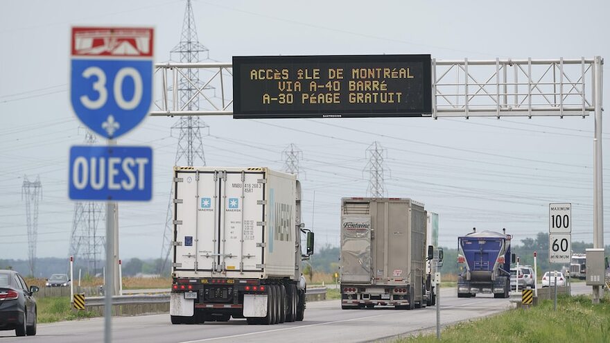Des véhicules circulent sur l'autoroute 30 direction Ouest près de Montréal.