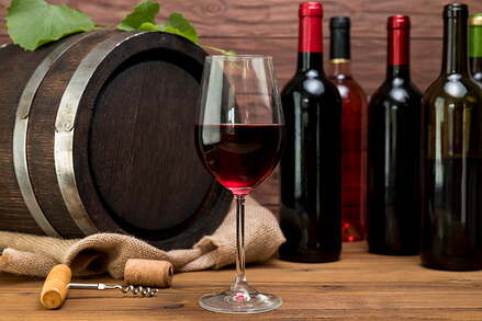 wooden-barrel-with-bottles-glasses-wine
