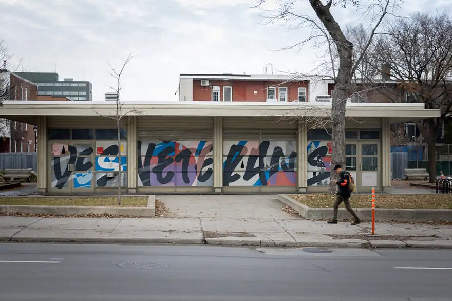 PHOTO MARCO CAMPANOZZI, LA PRESSE — Le chalet des Vétérans, un bâtiment d’un étage situé dans le parc du même nom, en bordure de la rue Papineau.