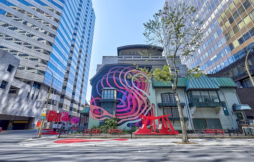 Au fil des ans, des artistes ont laissé leur trace sur les murs de Montréal dans le cadre de Mural. Pour le 10e anniversaire du festival, «Le Devoir» présente une édition tapissée d’art urbain. Sur cette photo, Murale de l’artiste 1010, au coin des avenues Président- Kennedy et Victoria.