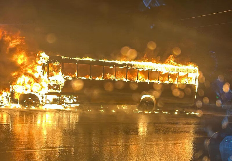 Un autobus a été la proie des flammes, mardi soir à Ascot Corner