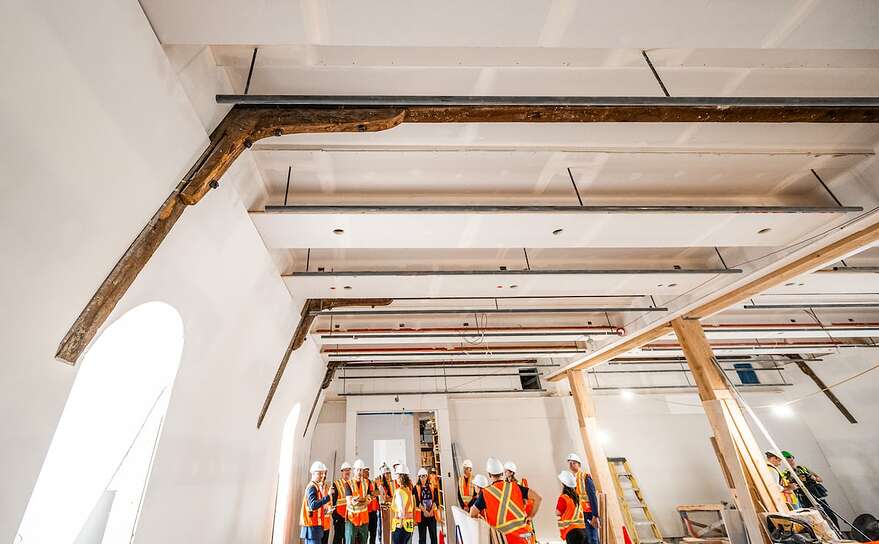 Les étriers de bois originaux sont visibles au sixième étage, étage ajouté une vingtaine d'années après la construction initiale.