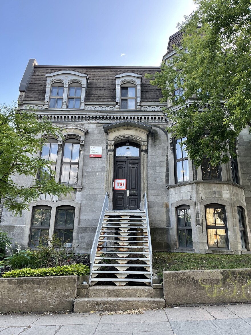 Vue côté rue University