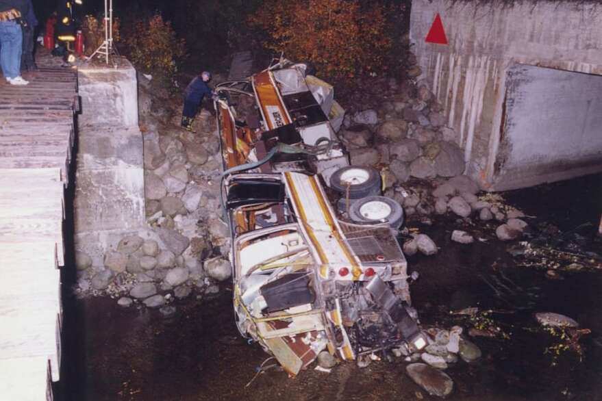 L'autobus qui s'est écrasé au bas de la Grande Côte en 1997. En 1974, un premier accident semblable s'était produit et avait fait 13 victimes.