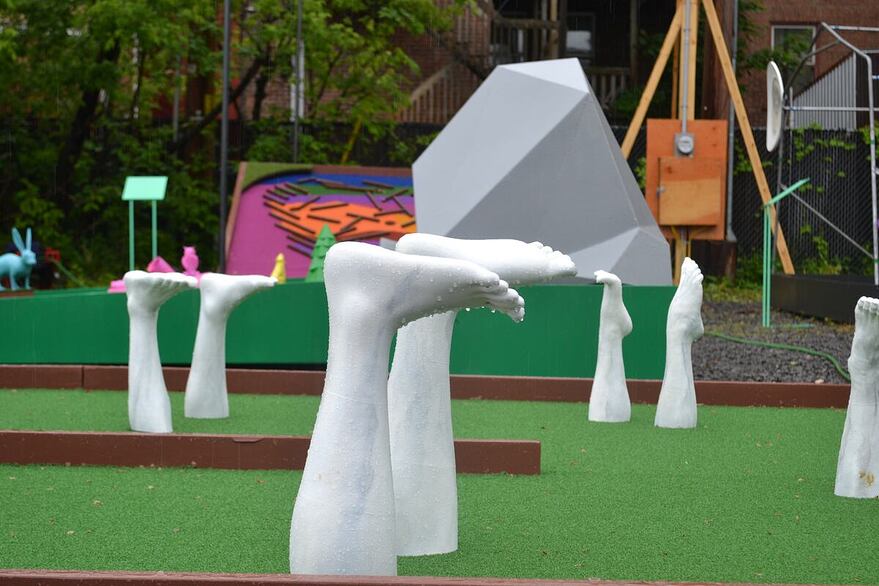 Pieds cadavériques du trou de minigolf «Manger des pissenlits par la racine», signé par le duo Cooke-Sassevillle