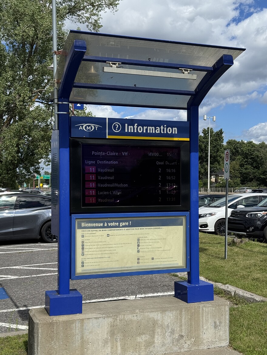 Afficheur de départs au stationnement incitatif de la gare Pointe-Claire
