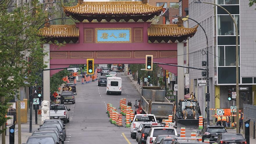 Le boulevard Saint-Laurent à la hauteur de la porte d'entrée du quartier chinois, où des cônes orange et des voitures se côtoient.