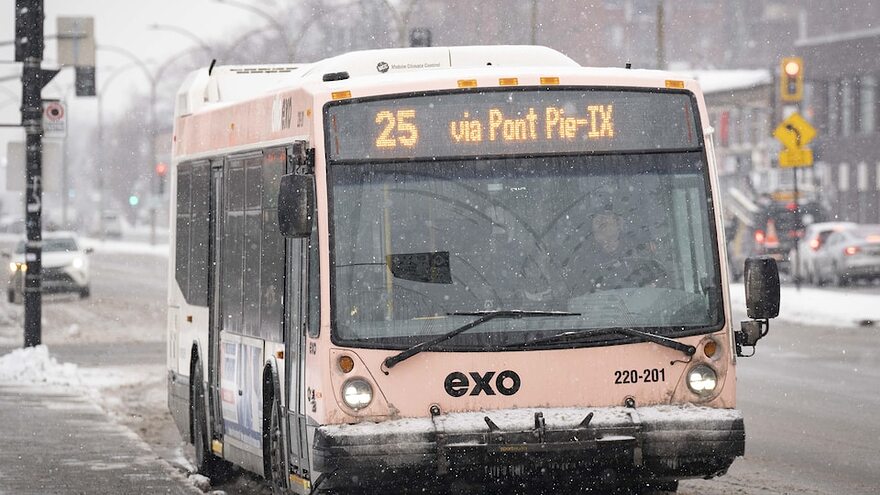 Un autobus de la ligne 25 d'exo en hiver.