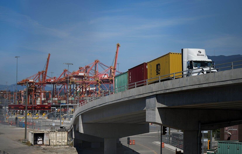 Un camion transporte des conteneurs au port de Vancouver, en juillet 2023. Les terminaux saturés et les entrepôts surchargés au cours des dernières années ont conduit les autorités à solliciter des offres pour la modernisation et l’agrandissement des ports, note la vérificatrice générale.