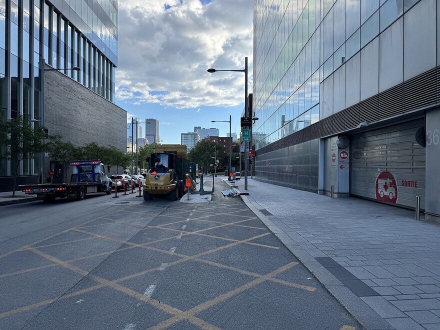 Viger devant le CHUM, vue vers l'ouest