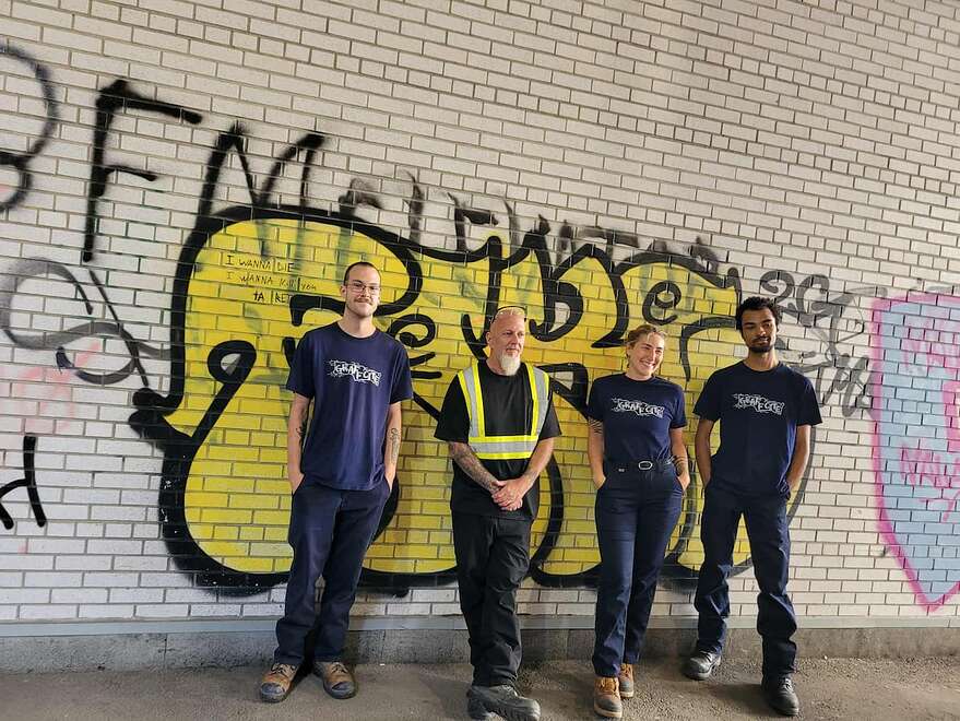 Soutenu financièrement par la Ville, le programme d’insertion socioprofessionnelle Graff’Cité offre un service gratuit de nettoyage de graffitis aux propriétaires de résidences et de commerces situés dans l’arrondissement de La Cité-Limoilou.