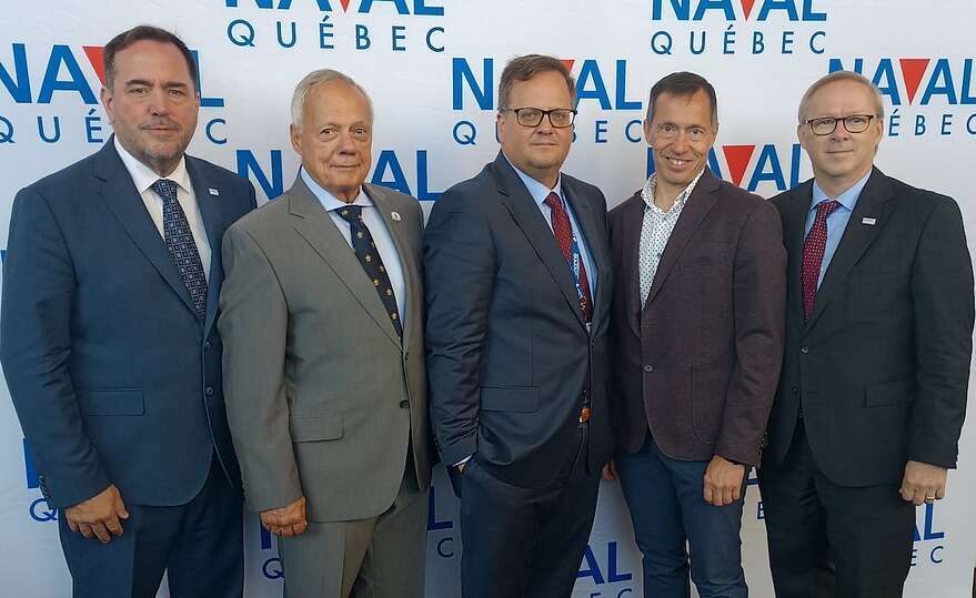 De gauche à droite: Pierre Drapeau, PDG de Naval Québec; Gaston Côté, brigadier général à la retraite et vice-président aux opérations internationales chez Groupe DA; Francis Fontaine, PDG de Groupe Bronswerk; Gilles Couturier, contre-amiral à la retraite et chef des opérations chez Levio; et Me André Y. Komlosy, président exécutif du conseil d’administration de Naval Québec.