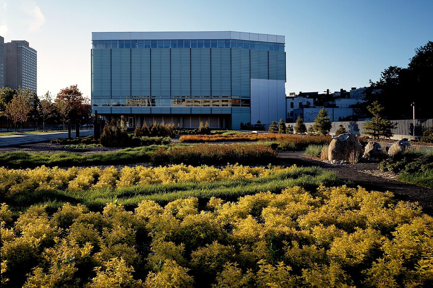 Sur cette photo : le jardin adjacent à la Grande Bibliothèque, ainsi qu'une des façades du bâtiment. 880x586